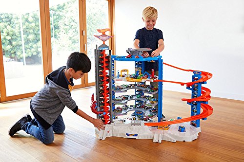 Hot Wheels Track Set with 4 1:64 Scale Toy Cars, Over 3-Feet Tall Garage with Motorized Gorilla, Storage for 140 Cars, Super Ultimate Garage 