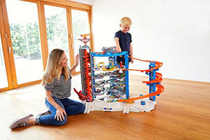 Hot Wheels Track Set with 4 1:64 Scale Toy Cars, Over 3-Feet Tall Garage with Motorized Gorilla, Storage for 140 Cars, Super Ultimate Garage 