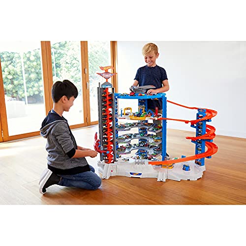 Hot Wheels Track Set with 4 1:64 Scale Toy Cars, Over 3-Feet Tall Garage with Motorized Gorilla, Storage for 140 Cars, Super Ultimate Garage 